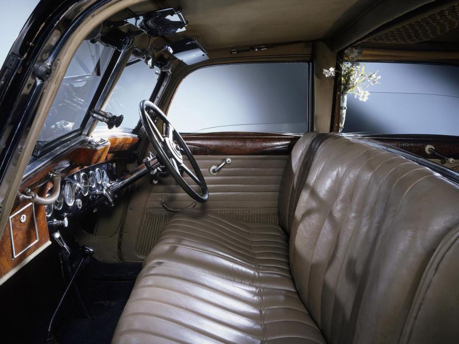 Интерьер Maybach Zeppelin DS8 Coupe Limousine 1938 года  (фото 2 из 4)